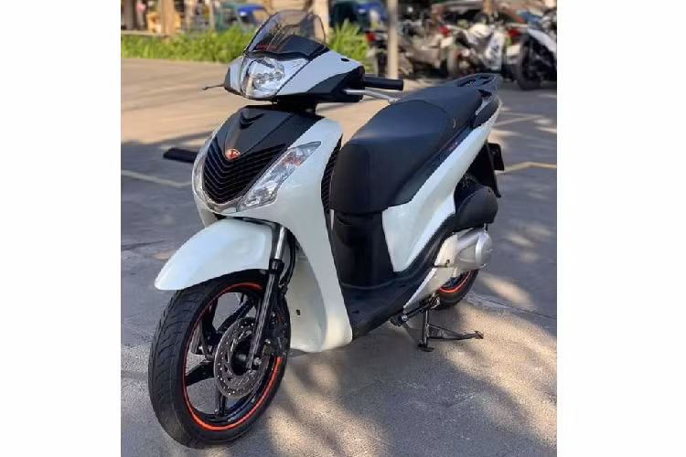 Theo anh Tâm, chiếc SH này có đầu máy (số máy đăng ký xe) là 111. Hiện nay giá trị một chiếc SH 111 đã qua sử dụng nhưng còn mới nếu chưa tính giá trị biển số đã lên đến hơn 300 triệu. Kèm theo biển số ngũ quý 9 nữa thì đúng là vô giá.