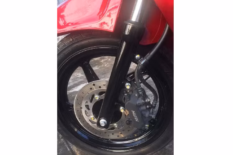 Chiếc xe ga Honda SH biển khủng trong bài viết này theo chủ nhân của nó cho biết vẫn còn nguyên vẹn, chưa qua sửa chữa. Các chi tiết trên xe còn rất mới và không có trầy xước.