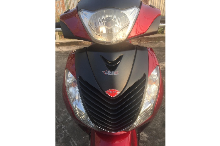 Theo người bán, chiếc xe ga Honda SH này được nhập Italy đời 2010. Dù đã được lắp ráp tại Việt Nam, nhưng các dòng xe SH nhập từ Italy, đặc biệt là đời 2010-2012 vẫn được dân chơi Việt ưa chuộng hơn cả nhờ thiết kế khỏe khoắn hơn so với SH sản xuất trong nước hoặc các đời nhập về sau. Những mẫu xe Honda SH nhập Italy thường có giá gốc khoảng 100-150 triệu đồng. Với mức giá thị trường sau khi đeo biển ngũ quý 5, giá trị chiếc xe đã tăng gấp 3-7 lần. 