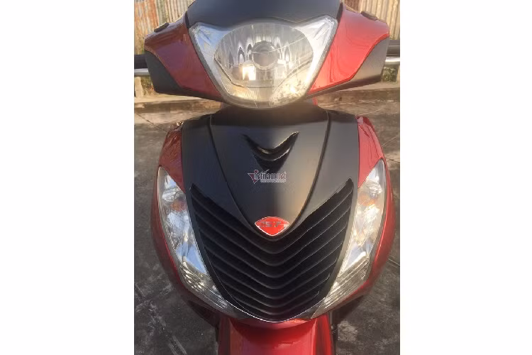 Theo người bán, chiếc xe ga Honda SH này được nhập Italy đời 2010. Dù đã được lắp ráp tại Việt Nam, nhưng các dòng xe SH nhập từ Italy, đặc biệt là đời 2010-2012 vẫn được dân chơi Việt ưa chuộng hơn cả nhờ thiết kế khỏe khoắn hơn so với SH sản xuất trong nước hoặc các đời nhập về sau. Những mẫu xe Honda SH nhập Italy thường có giá gốc khoảng 100-150 triệu đồng. Với mức giá thị trường sau khi đeo biển ngũ quý 5, giá trị chiếc xe đã tăng gấp 3-7 lần. 
