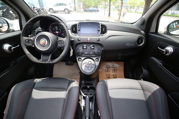 Tuy nhiên, những chi tiết đáng giá nhất chỉ có thể tấy được tại đại lý nhập khẩu. Fiat Abarth 595 Esseesse sở hữu bộ mâm Supersport 17 inch, sọc “Abarth” hai bên thân xe, đi cùng với các logo kỷ niệm 70.