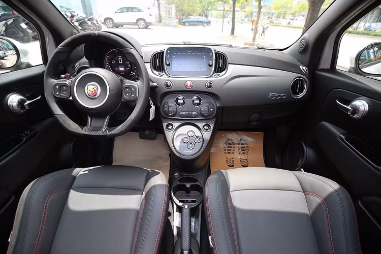 Tuy nhiên, những chi tiết đáng giá nhất chỉ có thể tấy được tại đại lý nhập khẩu. Fiat Abarth 595 Esseesse sở hữu bộ mâm Supersport 17 inch, sọc “Abarth” hai bên thân xe, đi cùng với các logo kỷ niệm 70.