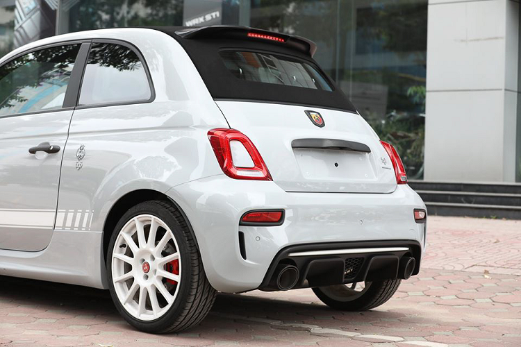 Ngoài ra, hệ thống treo Abarth 595 Esseesse phía trước là dạng Mcpherson với thanh ổn định, phía sau dạng thanh xoắn kết hợp với thanh cân bằng, treo trước sau đi cùng với giảm chấn được cung cấp bởi KONI với công nghệ giảm chấn chọn lọc tần số - FSD (Frequency Selective Damping).