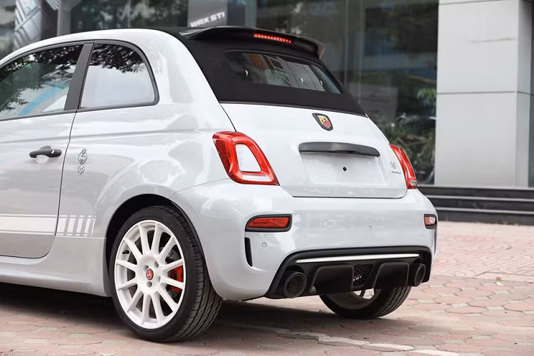 Ngoài ra, hệ thống treo Abarth 595 Esseesse phía trước là dạng Mcpherson với thanh ổn định, phía sau dạng thanh xoắn kết hợp với thanh cân bằng, treo trước sau đi cùng với giảm chấn được cung cấp bởi KONI với công nghệ giảm chấn chọn lọc tần số - FSD (Frequency Selective Damping).