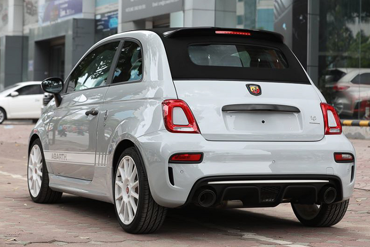 Được biết, giá xe Fiat Abarth 595 Esseesse có thể lên tới 2,8 tỷ đồng tại Viẹt Nam. Đây là mức tài chính mà một người thông thường có thể mua được một chiếc sedan cỡ trung như Mercedes-Benz E-Class hay BMW 5-Series. Do đó, Abarth 595 Esseesse thực sự là một mẫu xe hatchback không dành cho số đông. Nó dành cho những khách hàng có tài chính dư dả, hoặc là một người cá tính, thích hàng độ
