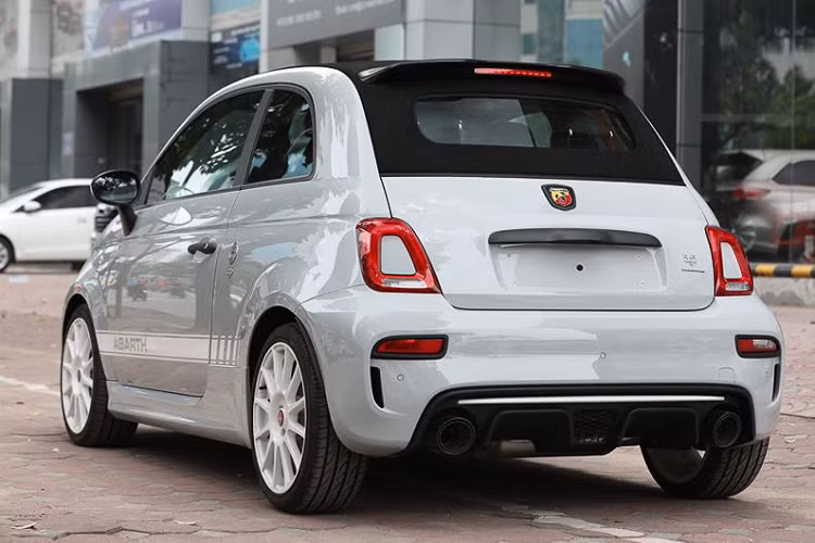 Được biết, giá xe Fiat Abarth 595 Esseesse có thể lên tới 2,8 tỷ đồng tại Viẹt Nam. Đây là mức tài chính mà một người thông thường có thể mua được một chiếc sedan cỡ trung như Mercedes-Benz E-Class hay BMW 5-Series. Do đó, Abarth 595 Esseesse thực sự là một mẫu xe hatchback không dành cho số đông. Nó dành cho những khách hàng có tài chính dư dả, hoặc là một người cá tính, thích hàng độ