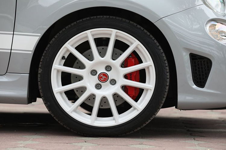 Với công suất 180 mã lực, đi cùng với tỷ lệ trọng lượng/ công suất tương đương 5,8 kg/ 1 mã lực đủ để đẩy chiếc hatchback nhỏ gọn tăng tốc 0 – 100km/h chỉ trong 6,7 giây với hộp số sàn hoặc 6,9 giây và hộp số tự động, trước khi đạt tốc độ tối đa 225km/h. Tại Việt Nam, những chiếc Fiat 500 được đưa về trước đó đa phần dùng động cơ 1.2 lít có công suất 69 mã lực và mô men xoắn 102 Nm, yếu hơn rất nhiều phiên bản đặc biệt mới về.