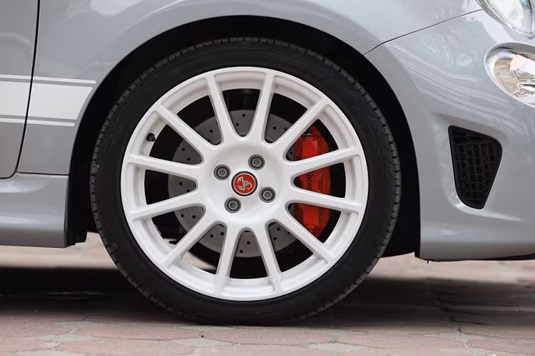 Với công suất 180 mã lực, đi cùng với tỷ lệ trọng lượng/ công suất tương đương 5,8 kg/ 1 mã lực đủ để đẩy chiếc hatchback nhỏ gọn tăng tốc 0 – 100km/h chỉ trong 6,7 giây với hộp số sàn hoặc 6,9 giây và hộp số tự động, trước khi đạt tốc độ tối đa 225km/h. Tại Việt Nam, những chiếc Fiat 500 được đưa về trước đó đa phần dùng động cơ 1.2 lít có công suất 69 mã lực và mô men xoắn 102 Nm, yếu hơn rất nhiều phiên bản đặc biệt mới về.