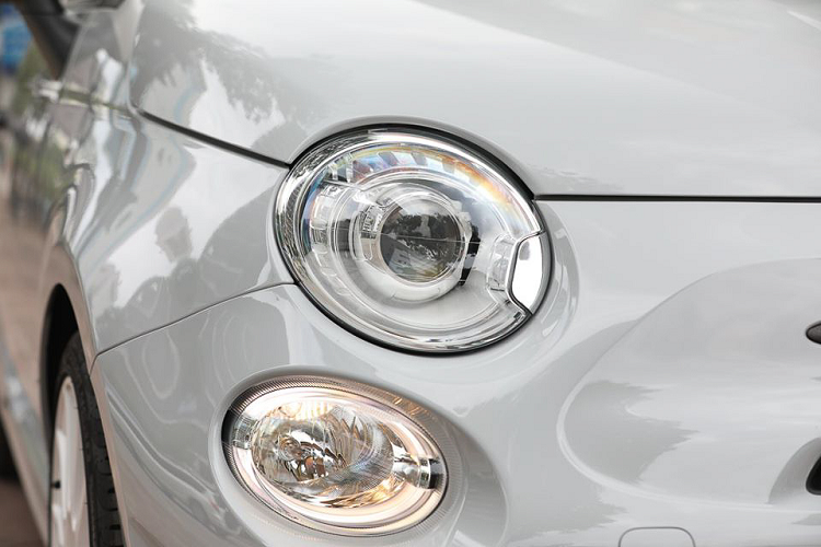 Fiat 500 Abarth 595 Esseesse được trang bị động cơ 4 xy lanh thẳng hàng dung tích 1.4L T-JET cho công suất tối đa 180 mã lực tại 5.500 vòng/phút và mô-men xoắn cực đại 250 Nm đạt được từ 3.000 vòng/phút. Sức mạnh được truyền xuống cầu trước (FWD) thông qua hộp số tự động hoặc sàn 5 cấp.