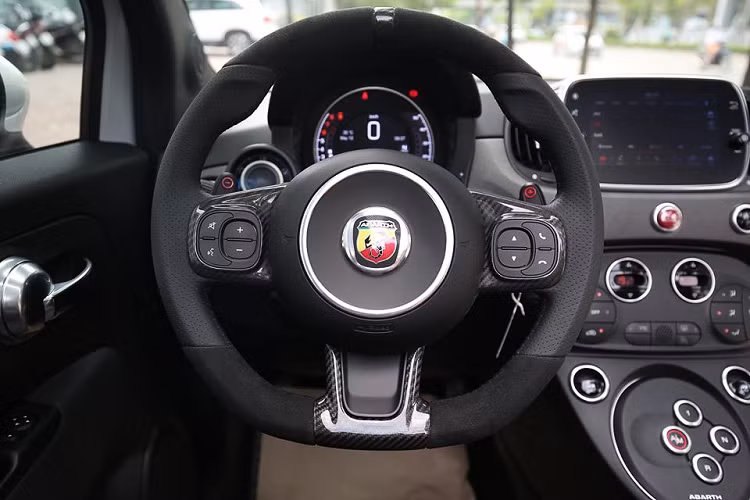 Nội thất Abarth 595 Esseesse được trang bị khá đơn giản, đồng thời mang chất xe thể thao với bộ ghế “Sabelt 70” có thiết kế lưng ghế ôm sát theo sống lưng của người ngồi, được bọc vật liệu da pha vải với đường chỉ khâ màu chỉ nổi bật đi kèm với logo thêu chữ “Abarth 79” làm điểm nhất, chưa hết, điểm đặc biệt là lưng ghế làm bằng vật liệu carbon, trong khi bàn đạp (pedal) cũng là từ vật liệu carbon.
