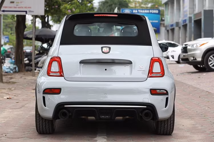 Phiên bản “Esseesse” là một trong 5 phiên bản hiện tại được hãng Abarth cung cấp cho dòng hatchback 595 vốn được phát triển từ dòng xe Fiat 500. Trước đó, chúng ta đã được thấy 2 phiên bản 595 Esseesse khi vừa cập cảng tại Việt Nam.