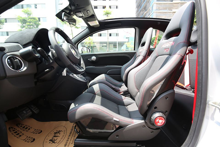 Là mẫu hatchback hiệu năng cao được độ bởi Abarth - 595 Esseesse được trang bị Tiêu Chuẩn khá nhiều trang bị như vi sai chống trượt cơ, lọc gió thương hiệu BMC (dùng vải tẩm dầu giống K&amp;N) giúp cung cấp đáp ứng luồng khí nạp hiệu quả cho động cơ, hệ thống xả được cung cấp bởi Akrapovic.