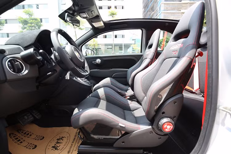 Là mẫu hatchback hiệu năng cao được độ bởi Abarth - 595 Esseesse được trang bị Tiêu Chuẩn khá nhiều trang bị như vi sai chống trượt cơ, lọc gió thương hiệu BMC (dùng vải tẩm dầu giống K&amp;N) giúp cung cấp đáp ứng luồng khí nạp hiệu quả cho động cơ, hệ thống xả được cung cấp bởi Akrapovic.