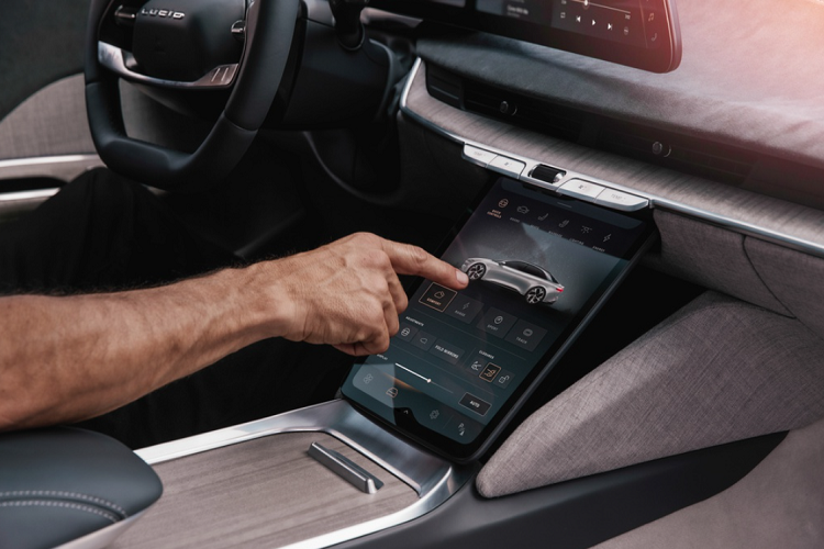 Về nội thất, Lucid Air chạy điện được trang bị một màn hình cong lớn 34 inch được chia thành hai phần, với một bên dành cho cụm đồng hồ kỹ thuật số và bên còn lại dành cho màn hình thông tin giải trí. Ngoài ra, còn có một màn hình được gắn thấp hơn ở vị trí trung tâm nhằm hỗ trợ điều khiển các chức năng khác nhau của xe.