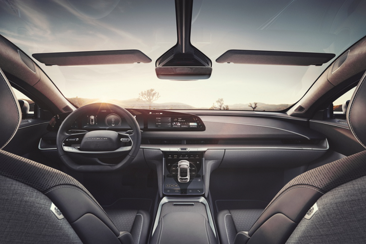 Lucid cho biết khi sử dụng bộ sạc siêu tốc DC, Air có thể thể nạp đầy pin chỉ trong vòng 20 phút, giúp nó trở thành một trong những mẫu xe điện có tốc độ sạc nhanh nhất. Đây là thành quả sau nhiều năm nghiên cứu của Lucid. Mặt khác, ngoại thất của Air không thay đổi nhiều kể từ lần đầu ra mắt vào năm 2016.