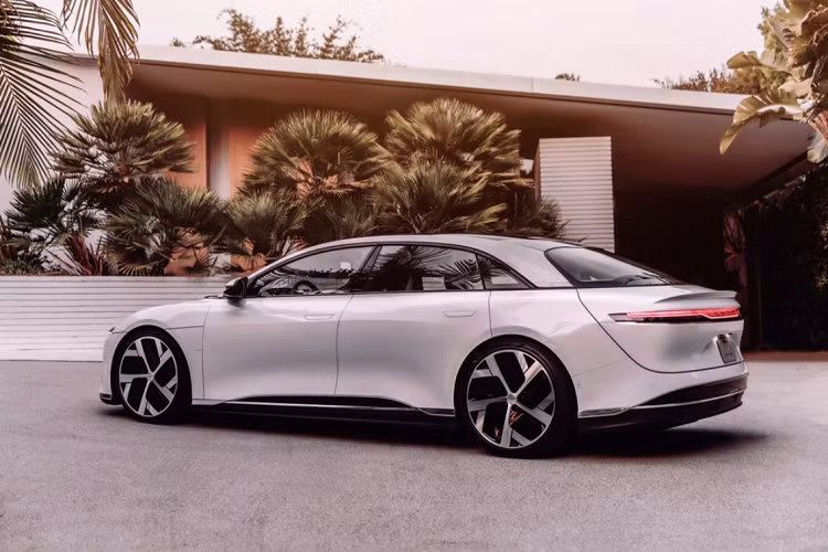 Về kỹ thuật, Lucid Air sử dụng 2 mô-tơ điện từ tính vĩnh cửu, kết hợp với bộ chuyển đổi, hộp số và vi sai. Thiết kế này giúp giảm đáng kể khối lượng trong khi nguồn cấp vẫn đạt trên 900 volt. Lucid sẽ sản xuất Air với hai cấu hình là Grand Touring và Dream Edition