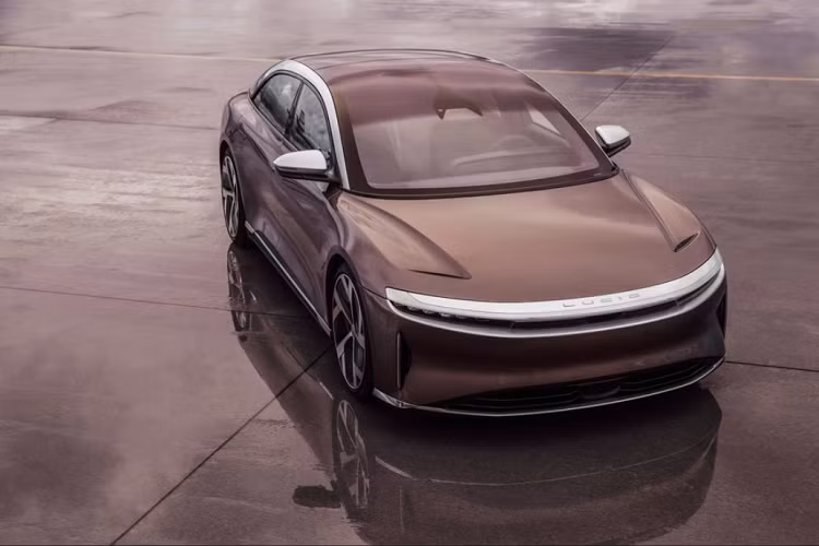 Sau nhiều năm ấp ủ, Lucid Motors cuối cùng đã tiết lộ mẫu sedan mang tên Air trong một sự kiện được phát trực tuyến từ Thung lũng Silicon. Mẫu xe 4 cửa thuần điện có công suất 1.080 mã lực nhờ nền tảng dẫn động bốn bánh Dual Motor All-Wheel Drive kết hợp cùng pin 113 kWh. Ngoài việc có thể tăng tốc 0-100 km/h chỉ trong 2,5 giây, phạm vi hoạt động của Lucid Air Grand Touring mới còn lên tới 832 km.