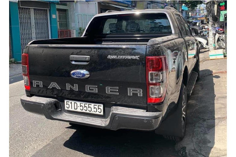 Được biết, chiếc Ranger Wildtrak này hiện chạy lướt chỉ đến 100km. Đây không phải là lần đầu tiên "vua bán tải" Ford Ranger trúng biển số ngũ quý. Trước đó, đầu tháng 9 năm ngoái, một biker khá nổi tiếng ở Sài Gòn cũng từng gây sốt khi bốc trúng biển số ngũ quý 9 cho chiếc Ford Ranger Wildtrak của mình.