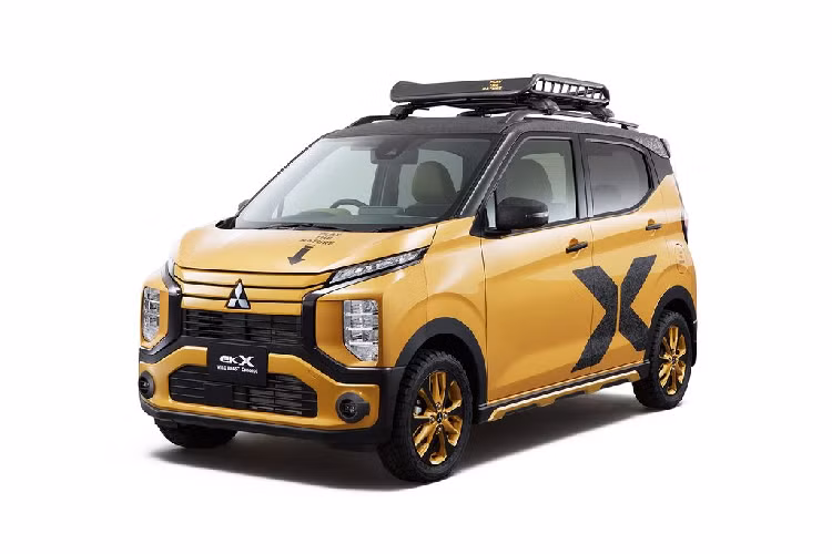 Ngoài ra, tổng thể thân hình của Mitsubishi eK Cross Wild Beast Concept chắc chắn sẽ khỏe khoắn hơn khi xuất hiện cùng giá đỡ nóc tiêu chuẩn. Cuối cùng, mẫu xe nổi bật với nước sơn tương phản vàng – đen và điểm nhấn tạo bởi chữ X sơn xám trên cánh cửa.