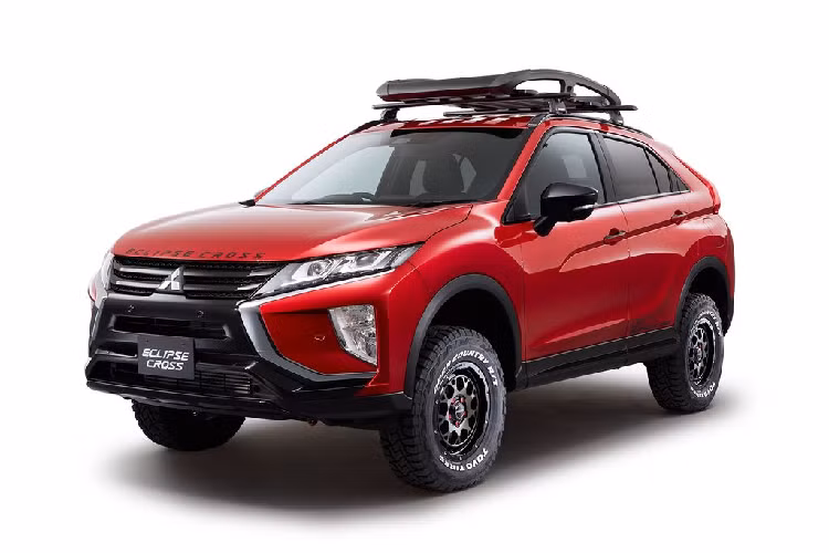 Bước sang thế giới SUV, người hâm mộ sẽ có dịp chiêm ngưỡng mẫu Mitsubishi Eclipse Cross Weekend Explore Specification trong biến thể off-road, sẵn sàng chinh phục những cung đường gồ ghề nhất.
