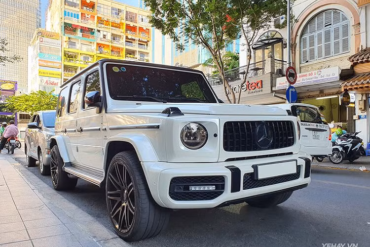 Chiếc SUV hạng sang Mercedes-AMG G63 2019 mới trong bài viết được một đại lý tư nhân nhập khẩu về hồi đầu năm 2020 và nhanh chóng tìm được chủ nhân, đăng ký biển số của thủ đô Hà Nội. Ban đầu, xe có ngoại thất màu đen. Tuy nhiên, do yếu tố phong thuỷ nên chủ nhân của chiếc xe đã quyết định dán lớp đề-can màu trắng ngà thay thế cùng với đó là độ lại một số chi tiết ngoại thất.