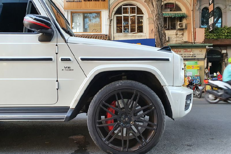 Bên cạnh đó, Mercedes-AMG G63 còn nổi bật với ngoại hình to lớn và rất hầm hồ kết hợp cùng những đường gấp khoẻ khoắn đặc trưng của dòng G-Class.