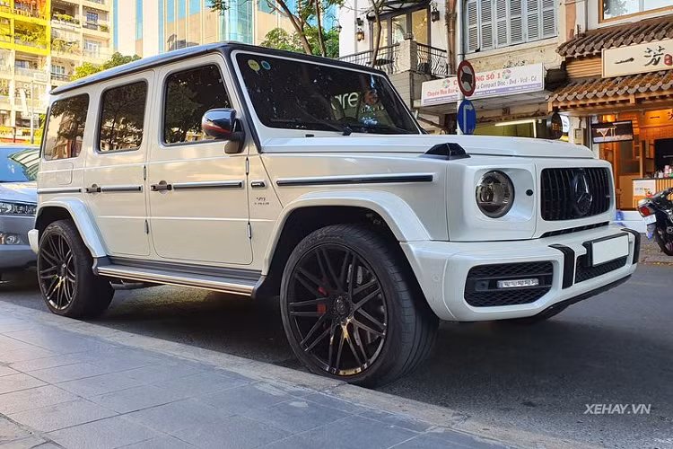 Điểm dễ nhận biết nhất của phiên bản Mercedes-AMG G63 2019 so với ‘’người tiền nhiệm’’ là phần đèn pha được tái thiết kế, sử dụng công nghệ LED cùng thanh cản va trước được tinh chỉnh, hốc gió thể thao hơn và lưới tản nhiệt sửa đổi.