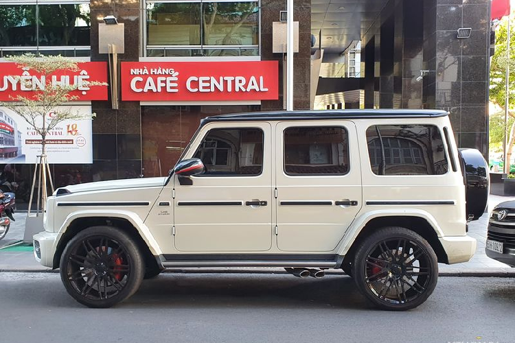 Bên trong khoang nội thất của G63 AMG là sự kết hợp giữa thiết kế cổ điển cứng cáp pha trộn với công nghệ của tương lai. Với 2 màn hình lớn được thiết kế kéo dài giống với E-Class và S-Class. Cửa gió điều hoà được mô phỏng với thiết kế của tua-bin máy bay chiến đấu. Vô lăng 4 chấu kim loại mạ crome, bọc da cao cấp.