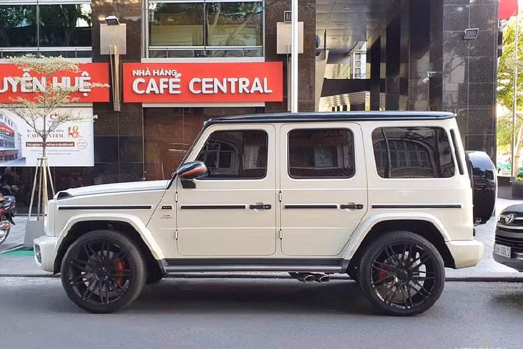 Bên trong khoang nội thất của G63 AMG là sự kết hợp giữa thiết kế cổ điển cứng cáp pha trộn với công nghệ của tương lai. Với 2 màn hình lớn được thiết kế kéo dài giống với E-Class và S-Class. Cửa gió điều hoà được mô phỏng với thiết kế của tua-bin máy bay chiến đấu. Vô lăng 4 chấu kim loại mạ crome, bọc da cao cấp.