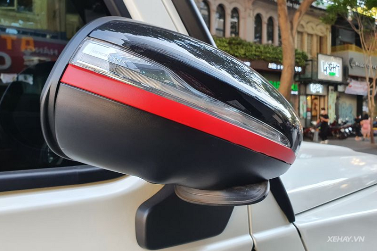 Bên cạnh màu sơn bên ngoài, chủ nhân của chiếc AMG G63 này còn độ lại bộ mâm 20 inch 9 chấu kép màu đen mới cho cái nhìn lạnh lùng hơn. Cụm đèn hậu của xe cũng được thiết kế lại sắc sảo hơn, cản sau to bản hơn thế hệ trước