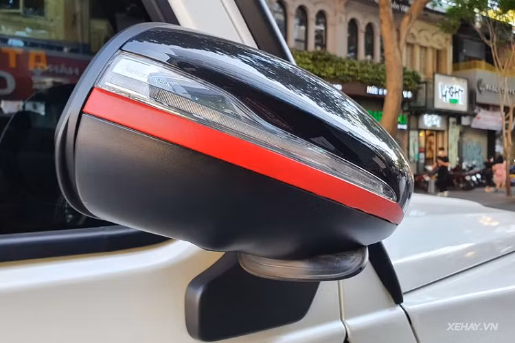 Bên cạnh màu sơn bên ngoài, chủ nhân của chiếc AMG G63 này còn độ lại bộ mâm 20 inch 9 chấu kép màu đen mới cho cái nhìn lạnh lùng hơn. Cụm đèn hậu của xe cũng được thiết kế lại sắc sảo hơn, cản sau to bản hơn thế hệ trước