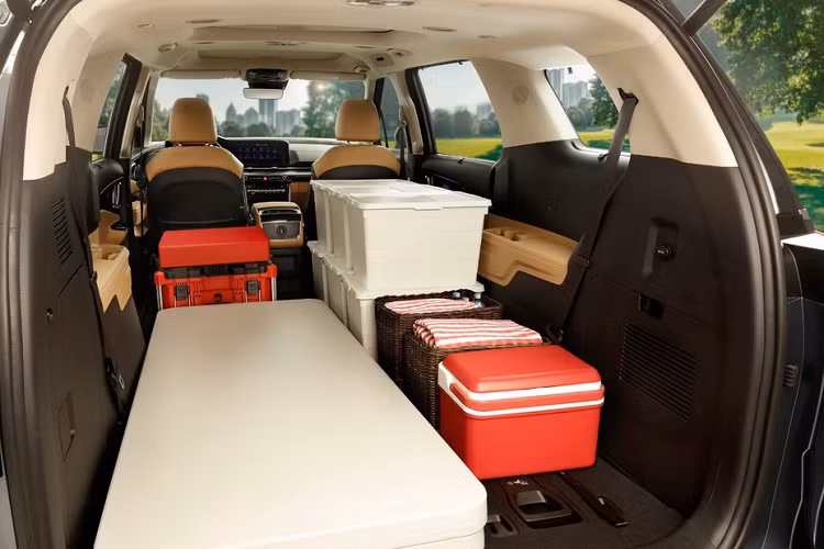 Khi gập gọn tất cả hàng ghế phía sau, Kia Carnival 2021 mới có thể tích chứa đồ tối đa là 2.905 lít.