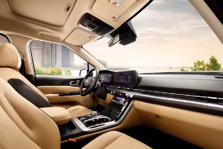 Khu vực màn hình điều khiển trung tâm là điểm nhấn trên Carnival 2021, xe sử dụng 2 màn hình điện tử kích thước 12,3 inch. Hệ thống giải trí hỗ trợ kết nối Android Auto/Apple CarPlay, một số thị trường sẽ có thêm tính năng Kia Live cho phép xem trực tiếp tình hình giao thông, dự báo thời tiết...