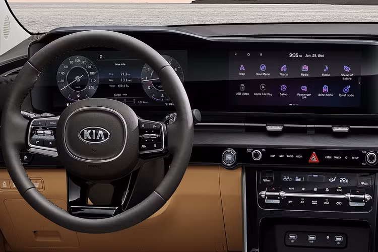 Đặc biệt, Kia bổ sung thêm cho mẫu MPV cỡ trung này tính năng nhìn và nói chuyện với người ngồi sau (Rear Passenger View &amp; Talk), tính năng này sử dụng một camera nhỏ đặt phía sau và liên kết với màn hình giải trí phía trước.