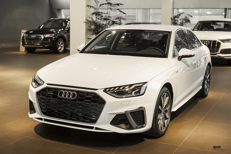 Theo thông tin từ tư vấn bán hàng đại lý, giá xe Audi A4 2020 với 3 phiên bản Advanced, Advanced Plus và S line lần lượt là 1,78 tỷ, 2 tỷ và 2,22 tỷ đồng. Đối thủ trực tiếp của Audi A4 tại thị trường Việt Nam gồm: Mercedes-Benz C-Class có giá khởi điểm từ 1,4 tỷ đồng và BMW 3-Series có giá từ 1,9 tỷ đồng.