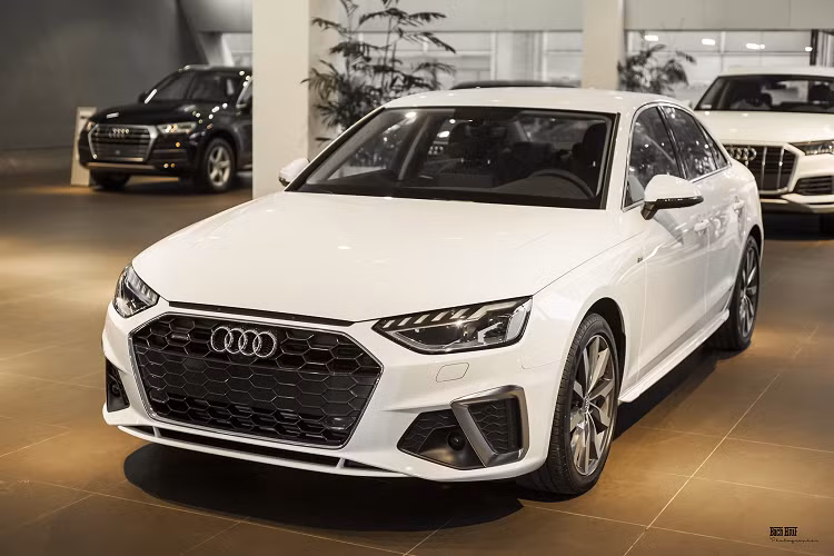 Theo thông tin từ tư vấn bán hàng đại lý, giá xe Audi A4 2020 với 3 phiên bản Advanced, Advanced Plus và S line lần lượt là 1,78 tỷ, 2 tỷ và 2,22 tỷ đồng. Đối thủ trực tiếp của Audi A4 tại thị trường Việt Nam gồm: Mercedes-Benz C-Class có giá khởi điểm từ 1,4 tỷ đồng và BMW 3-Series có giá từ 1,9 tỷ đồng.