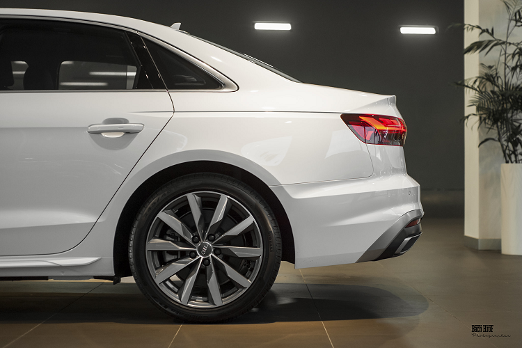 Về công nghệ an toàn, Audi đưa ra tùy chọn camera 360 độ cho mẫu A4. Các trang bị cơ bản khác như cân bằng điện tử, ga tự động kèm giới hạn tốc độ, cảm biến trước/sau, camera lùi cùng hệ thống túi khí trước, hông phía trước và cạnh bên đều có đầy đủ.