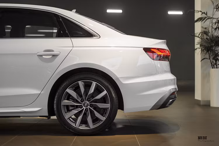 Về công nghệ an toàn, Audi đưa ra tùy chọn camera 360 độ cho mẫu A4. Các trang bị cơ bản khác như cân bằng điện tử, ga tự động kèm giới hạn tốc độ, cảm biến trước/sau, camera lùi cùng hệ thống túi khí trước, hông phía trước và cạnh bên đều có đầy đủ.