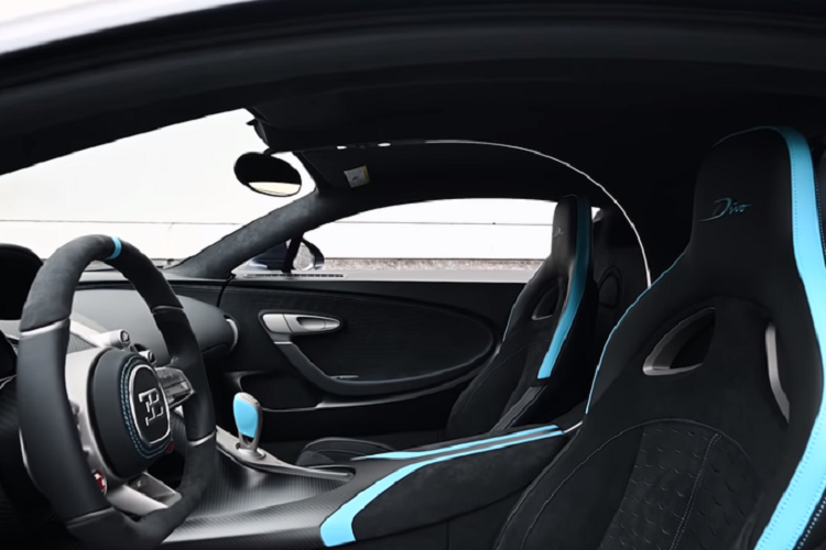 Miller Motorcars đã bố trí đèn và đội ngũ quay phim chuyên nghiệp ngay tại nhà kho để quay lại toàn bộ quá trình "đập hộp" Divo. Bên cạnh vẻ ngoài thú vị, nội thất của chiếc Bugatti Divo này cũng rất đẳng cấp với bọc da Alcantara xanh Blue và đen, kết hợp cùng nhiều chi tiết da thật và một loạt điểm nhấn bằng sợi carbon mờ. Từ đó có thể thấy chủ nhân siêu phẩm này là người yêu thích sự độc đáo nhưng không quá nổi bật, làm mất đi sự tinh tế của Bugatti.