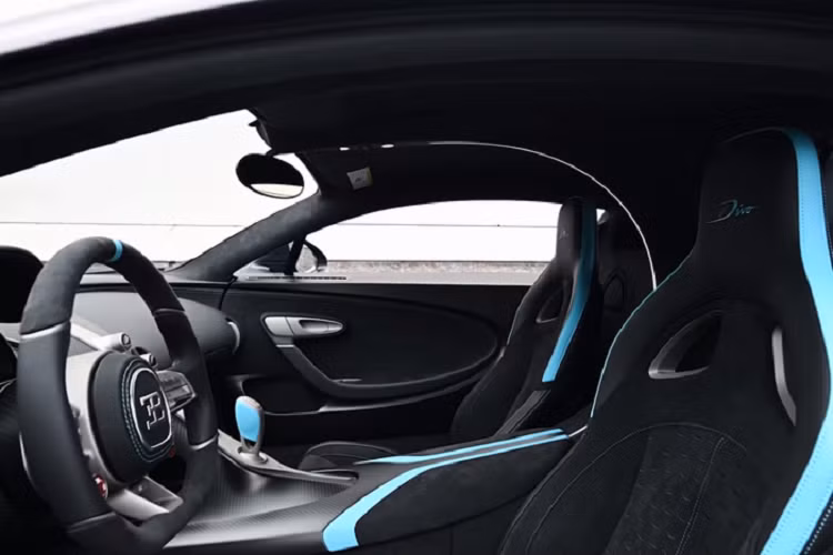 Miller Motorcars đã bố trí đèn và đội ngũ quay phim chuyên nghiệp ngay tại nhà kho để quay lại toàn bộ quá trình "đập hộp" Divo. Bên cạnh vẻ ngoài thú vị, nội thất của chiếc Bugatti Divo này cũng rất đẳng cấp với bọc da Alcantara xanh Blue và đen, kết hợp cùng nhiều chi tiết da thật và một loạt điểm nhấn bằng sợi carbon mờ. Từ đó có thể thấy chủ nhân siêu phẩm này là người yêu thích sự độc đáo nhưng không quá nổi bật, làm mất đi sự tinh tế của Bugatti.