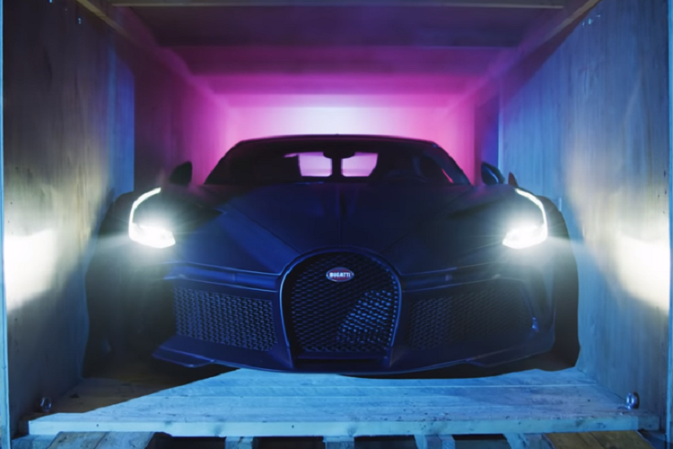 Mức giá xe Bugatti Divo lên tới 5,9 triệu USD (khoảng 136 tỷ đồng) về Mỹ và bàn giao tới tay khách là đại lý Miller Motorcars. Để kỷ niệm việc được "trên tay" siêu phẩm hàng hiếm, Miller Motorcars đã tạo ra một màn "đập hộp" rất kỳ công.