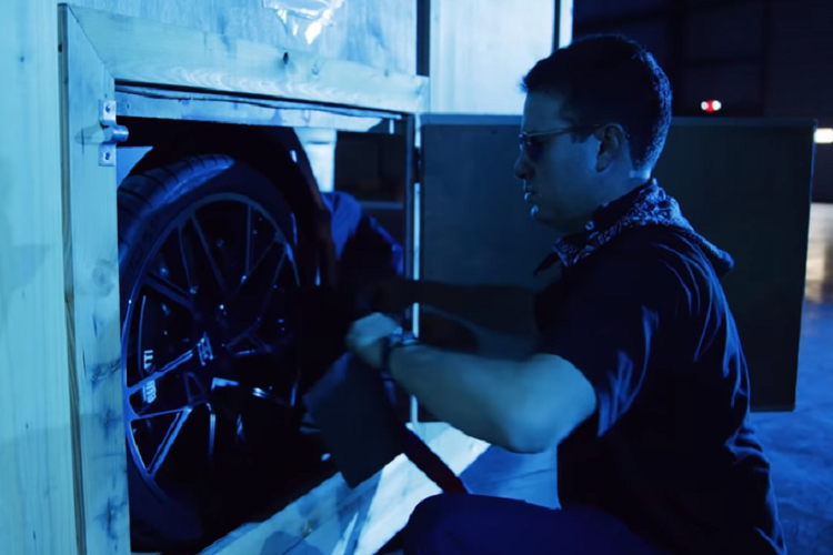 Đoạn phim được xây dựng vô cùng kịch tính, cảm giác dồn dập và hồi hộp rất phù hợp với Bugatti Divo - một chiếc xe siêu hiếm và đắt đỏ. Siêu xe Pháp được chở trên xe chuyên dụng và đặt trong một thùng gỗ kín đặc biệt, sau đó, từng lớp vỏ gỗ bên ngoài được tháo dỡ để lộ dần chiếc xe,