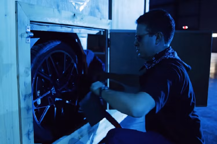 Đoạn phim được xây dựng vô cùng kịch tính, cảm giác dồn dập và hồi hộp rất phù hợp với Bugatti Divo - một chiếc xe siêu hiếm và đắt đỏ. Siêu xe Pháp được chở trên xe chuyên dụng và đặt trong một thùng gỗ kín đặc biệt, sau đó, từng lớp vỏ gỗ bên ngoài được tháo dỡ để lộ dần chiếc xe,