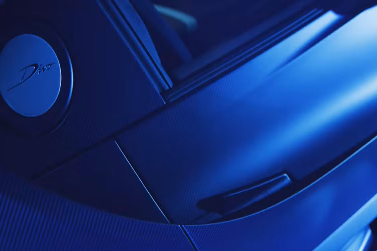 Siêu phẩm Bugatti Divo được trang bị khối động cơ quad-turbo W16 8.0L quen thuộc của hãng siêu xe Pháp, sản sinh công suất 1.479 mã lực, cho khả năng tăng tốc từ 0 - 100 km/h chỉ trong 2,4 giây và tốc độ tối đa đạt 380 km/h.