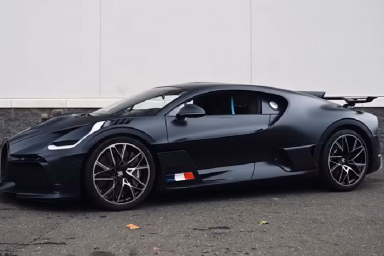 Chiếc siêu xe Bugatti Divo này sở hữu thân xe sợi carbon màu xanh mờ Matte Blue độc đáo, khác với chiếc sơn bạc được giao cho chủ nhân vào tháng 8.