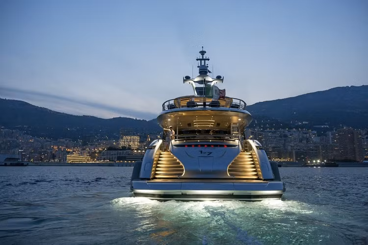 Với giá du thuyền GTT 115 lên tới trên 300 tỷ này, tầng cao nhất cũng có những nét thiết kế chất Porsche. Với diện tích 95 mét vuông, hành khách có thể tìm thấy mọi thứ mình cần ở đây, từ khu vực tắm nắng, chỗ ăn ngoài trời, và thậm chí một màn hình giải trí 75 inch. Chưa hết, tầng này còn có không gian cho một quầy bar và chỗ nướng BBQ. Những gì đáng nói còn lại là một bể bơi ở phía trước và một số tấm đệm nằm tắm nắng. Có một chi tiết đáng cân nhắc là dù GTT 115 chỉ dài 35,5 mét, tầng tắm nắng của nó lại lớn hơn cả của những du thuyền dài hơn thế.