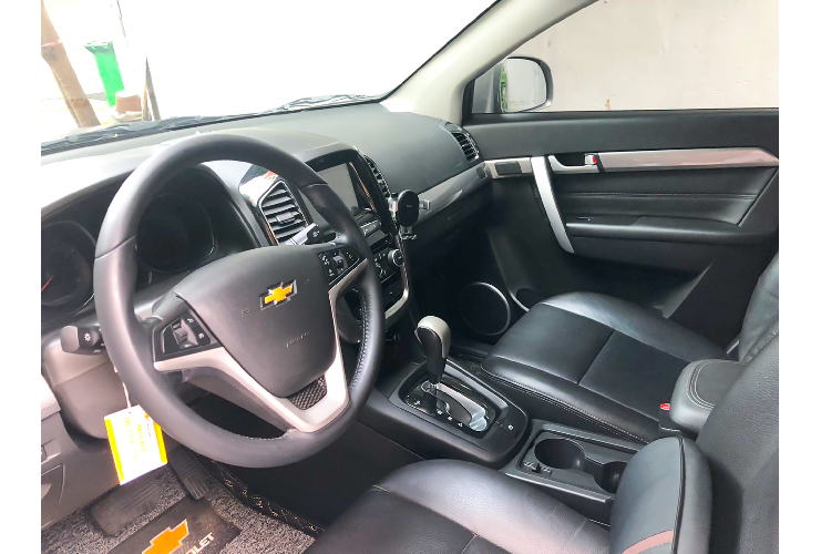 Ghế ngồi bọc da, ghế lái chỉnh điện 8 hướng ở Captiva, vô lăng 3 chấu khỏe khoắn. Dẫu vậy, nhược điểm lớn của dòng Captiva chính là xe chỉ có 1 dàn lạnh và không có cửa gió điều hòa cho hàng ghế thứ hai.