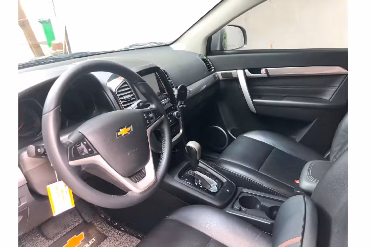 Ghế ngồi bọc da, ghế lái chỉnh điện 8 hướng ở Captiva, vô lăng 3 chấu khỏe khoắn. Dẫu vậy, nhược điểm lớn của dòng Captiva chính là xe chỉ có 1 dàn lạnh và không có cửa gió điều hòa cho hàng ghế thứ hai.