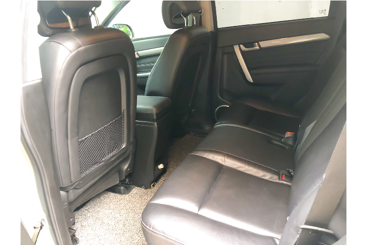 Bên dưới nắp ca-pô Captiva Revv là động cơ xăng 4cyl dung tích 2.4L hút khí tự nhiên (N/A) cho công suất tối đa 165 mã lực tại vòng tua 5.600 vòng/phút cùng mô men xoắn cực đại 230Nm tại 4.600 vòng/phút. Sức mạnh được truyền xuống cầu trước (FWD) thông qua hộp số tự động 6 cấp (6AT).