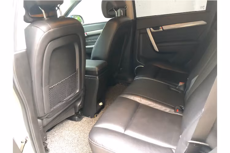 Bên dưới nắp ca-pô Captiva Revv là động cơ xăng 4cyl dung tích 2.4L hút khí tự nhiên (N/A) cho công suất tối đa 165 mã lực tại vòng tua 5.600 vòng/phút cùng mô men xoắn cực đại 230Nm tại 4.600 vòng/phút. Sức mạnh được truyền xuống cầu trước (FWD) thông qua hộp số tự động 6 cấp (6AT).